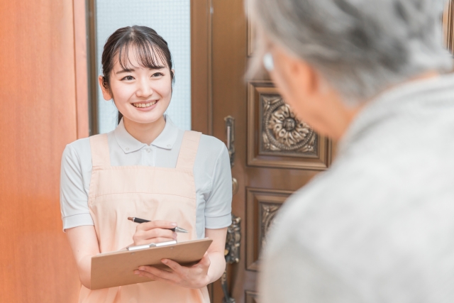 高齢者の見守りサービスを行う女性